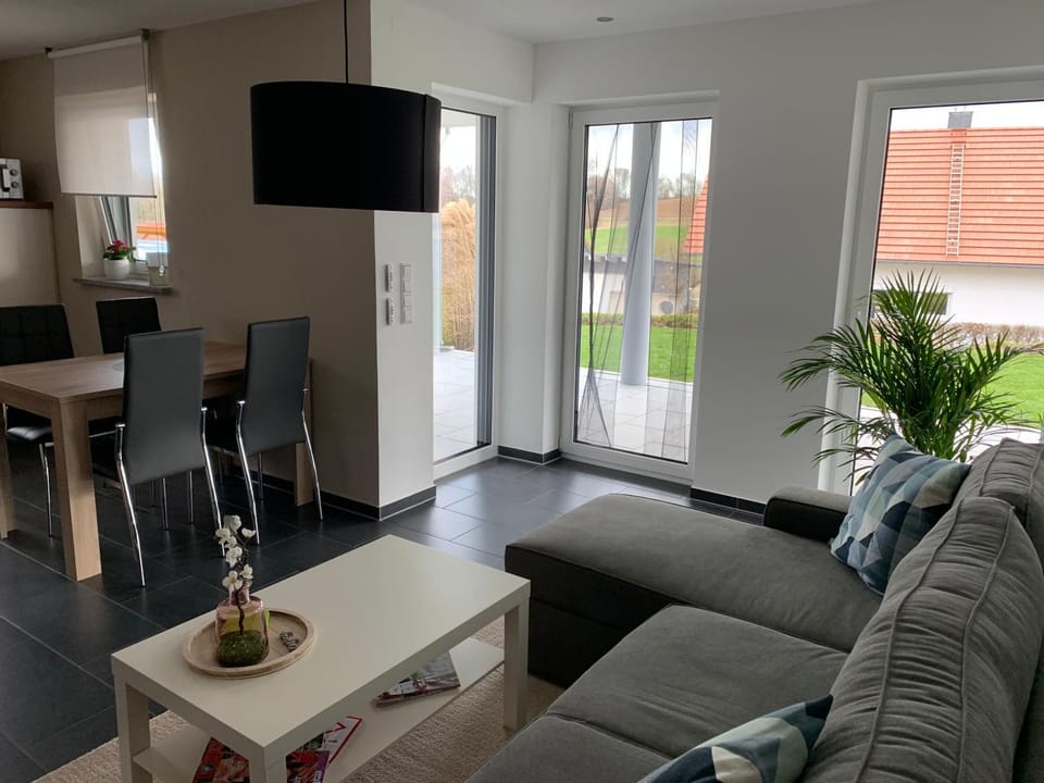 TV and multimedia, Living room, Seating area, Dining area
