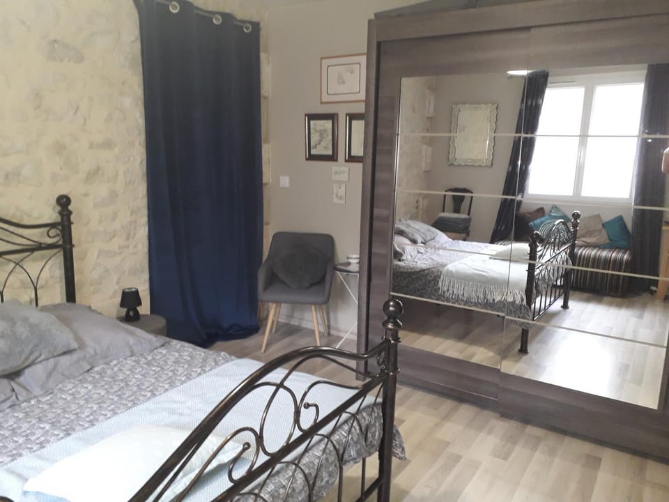 Photo of the whole room, Bedroom