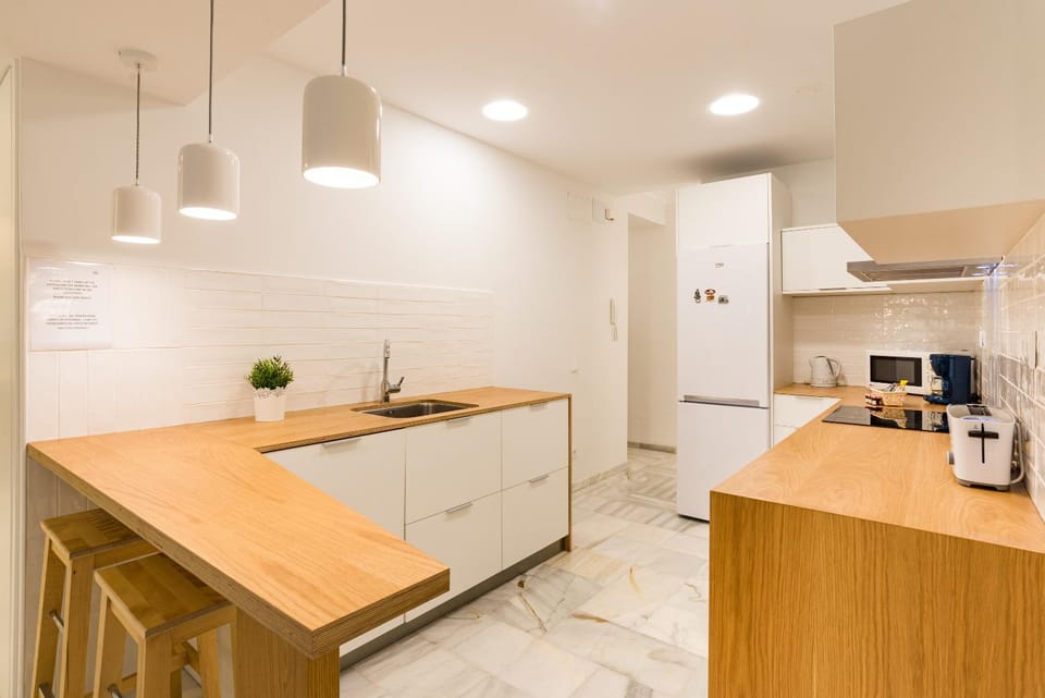 Kitchen or kitchenette, Dining area