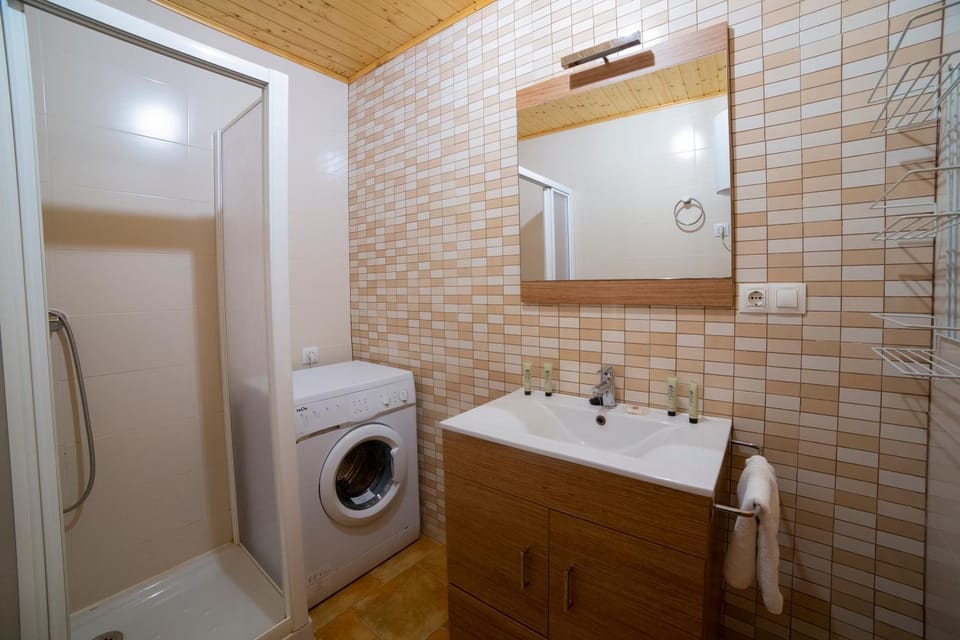 Toilet, Bathroom, towels, washing machine