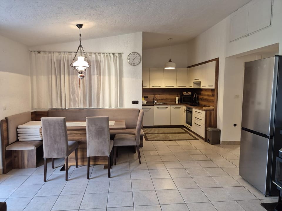 Kitchen or kitchenette, Seating area, Dining area