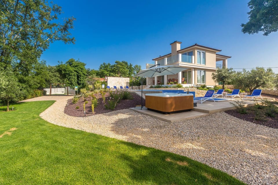 Property building, Garden, Hot Tub, Swimming pool