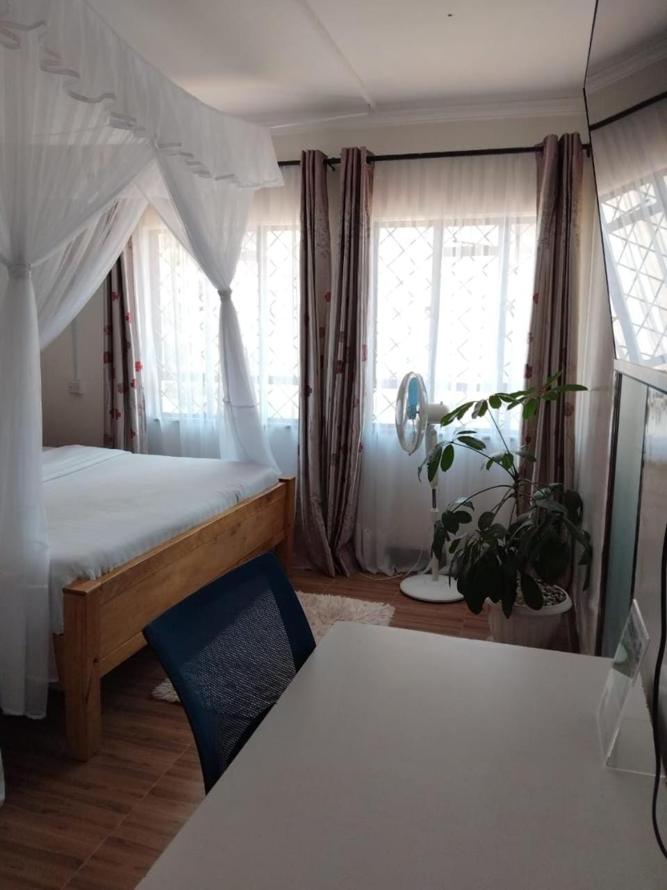 Bed, TV and multimedia, Photo of the whole room, Bedroom