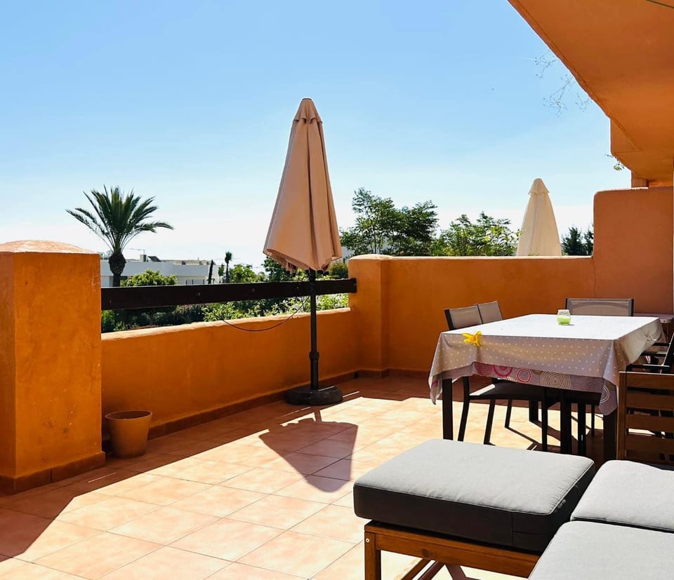 CASARES appart 2 ch dans parc tropical avec vue sur mer, montagne et piscine Apartment in Costa del Sol
