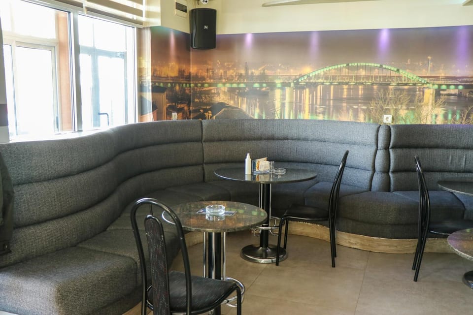 Lounge or bar, City view