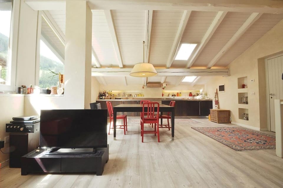 TV and multimedia, Kitchen or kitchenette, Living room, Seating area, Dining area