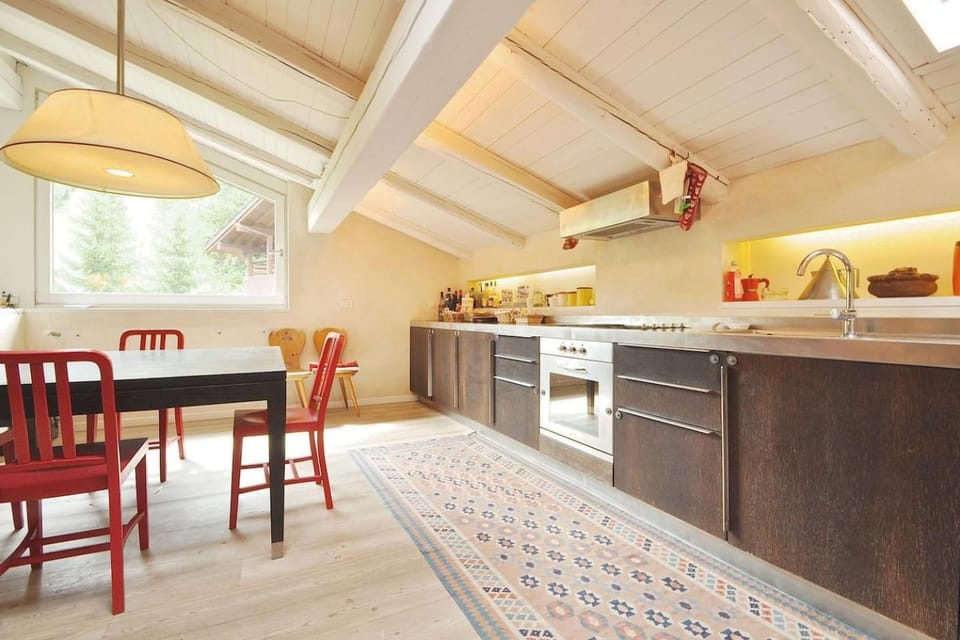 Kitchen or kitchenette, Dining area, stove