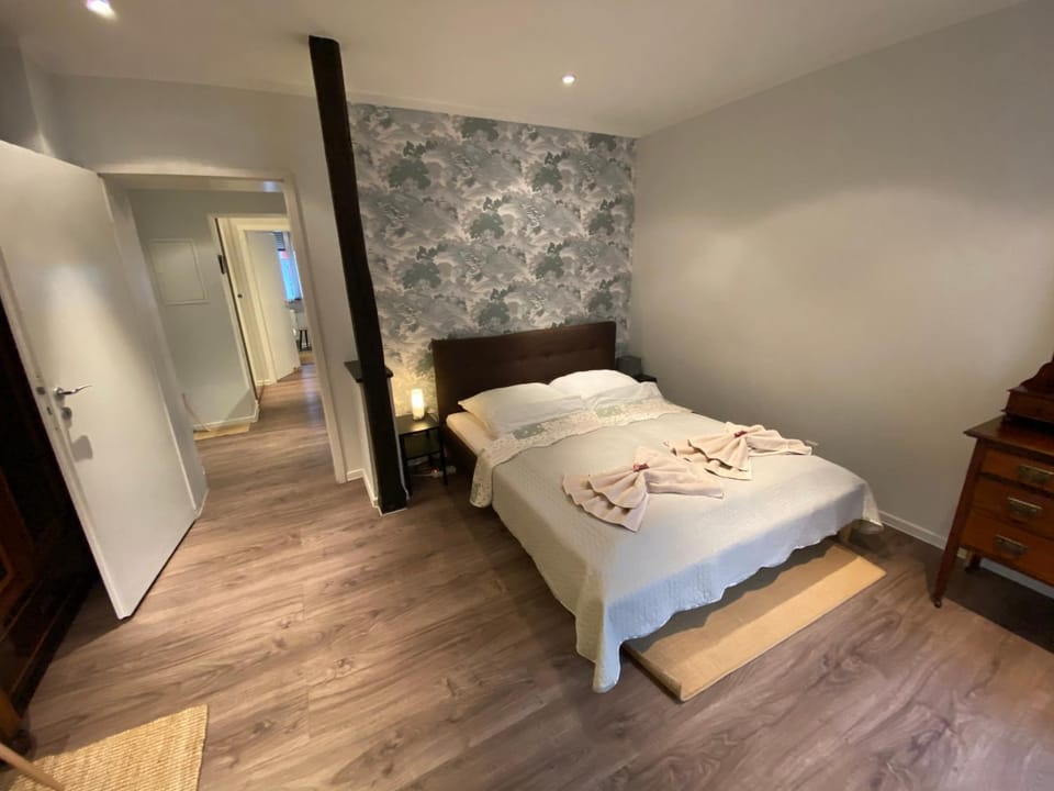 Bed, Photo of the whole room, towels