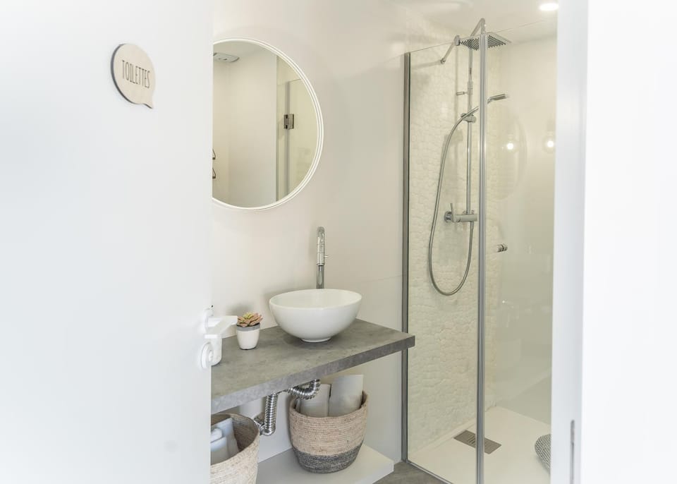 Shower, Toilet, Bathroom, towels