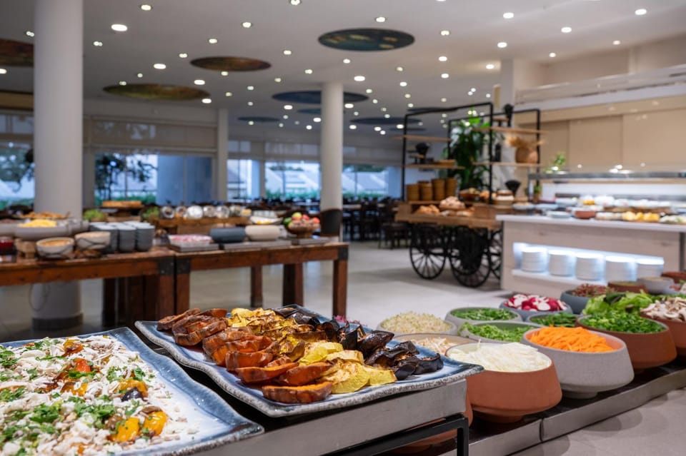 Restaurant/places to eat, Food and drinks, Banquet/Function facilities, Food, Breakfast, Buffet breakfast, Lunch, Dinner