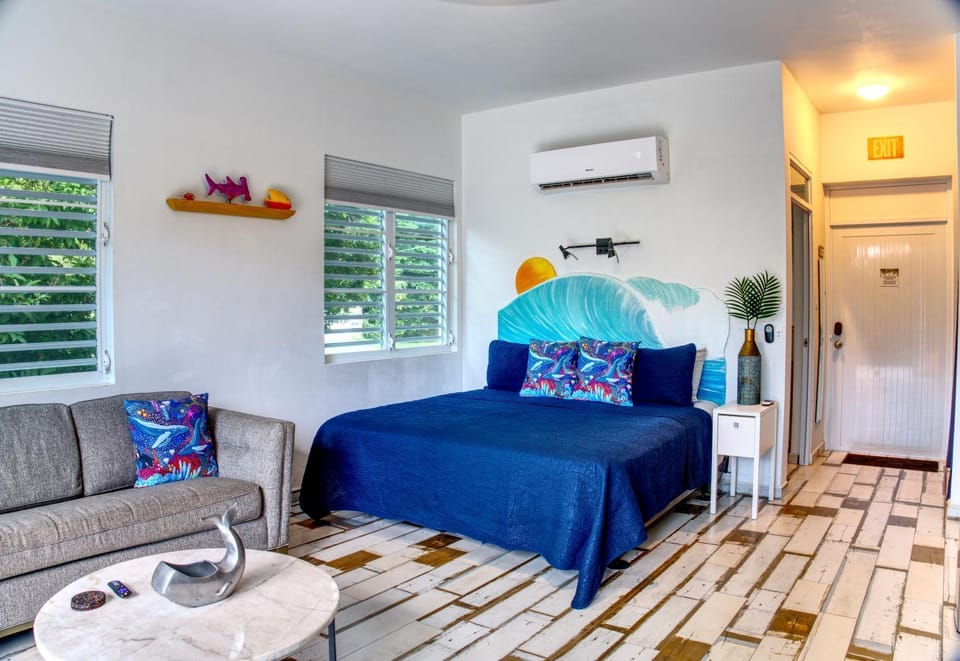 Bed, Living room, Photo of the whole room, Seating area, Bedroom, air conditioner