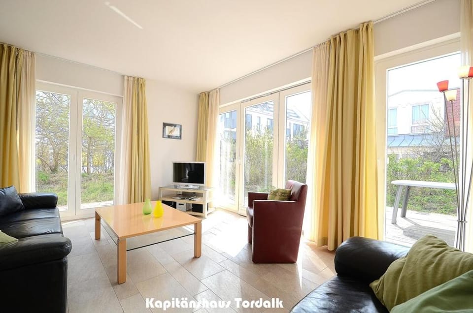 TV and multimedia, Living room, Seating area, Garden view