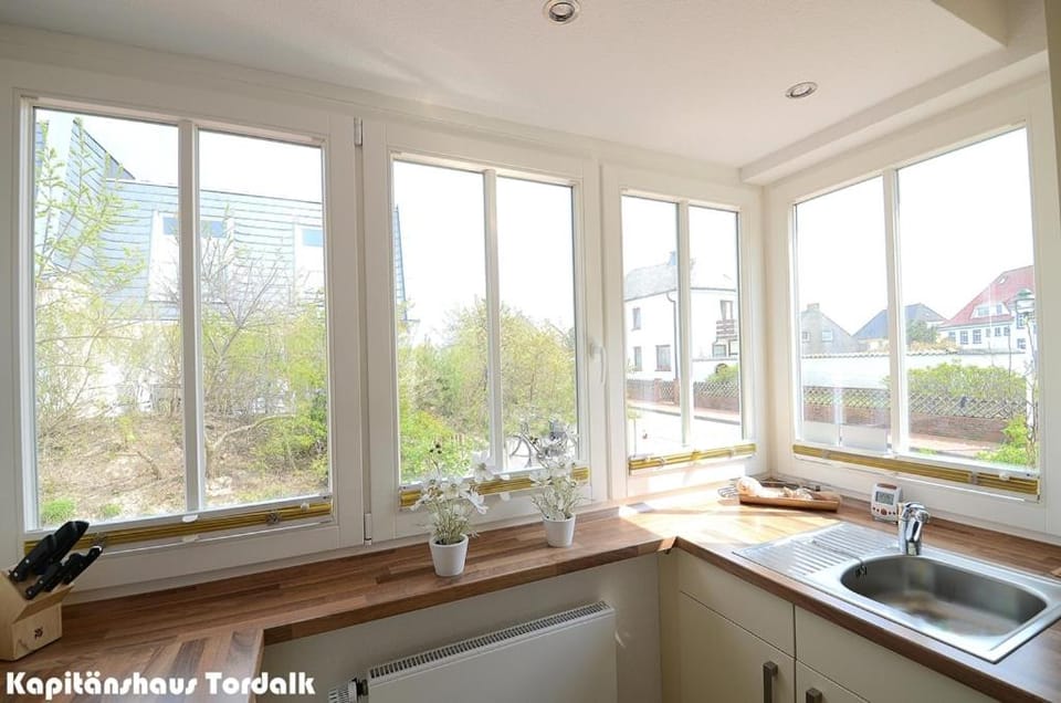 Kitchen or kitchenette, Garden view