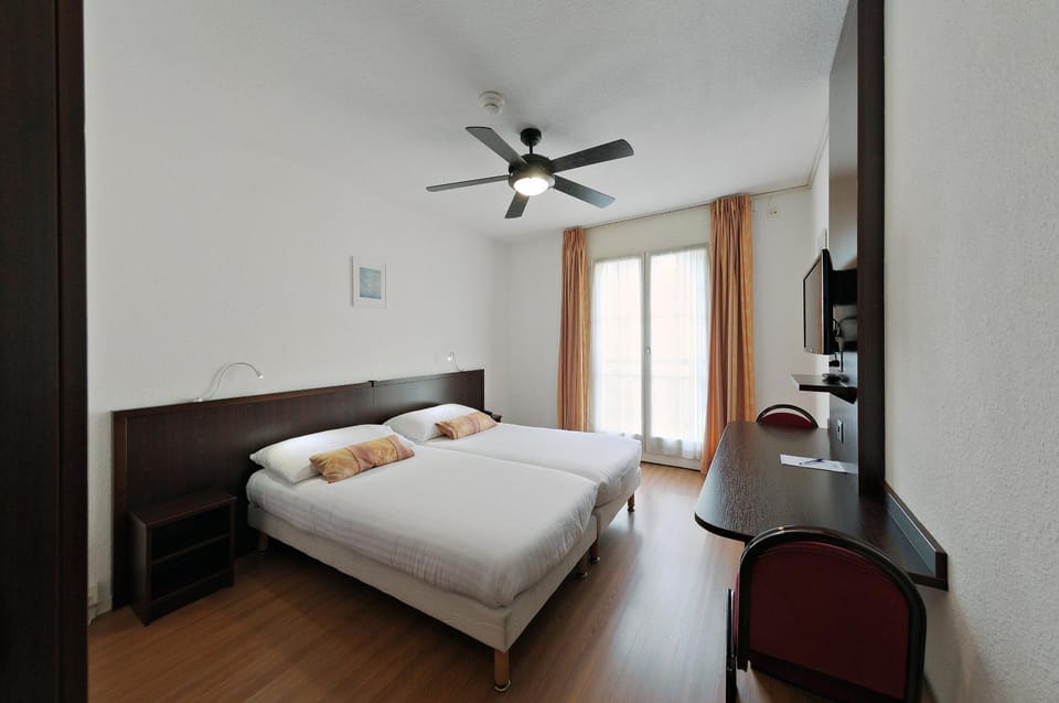 Bed, TV and multimedia, Photo of the whole room, Bedroom