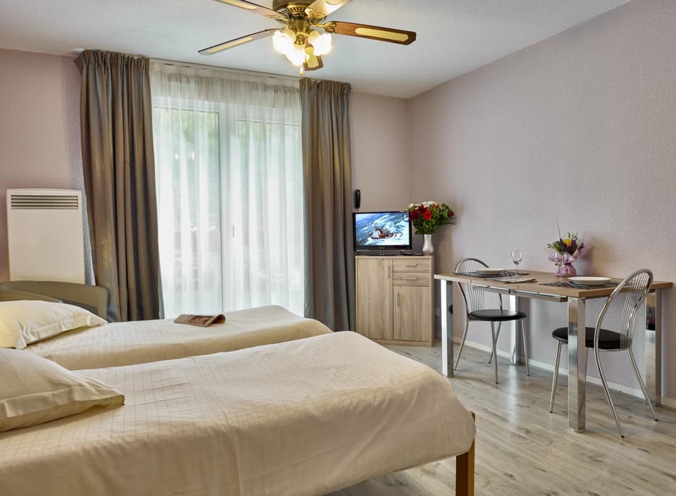 TV and multimedia, Dining area, Bedroom