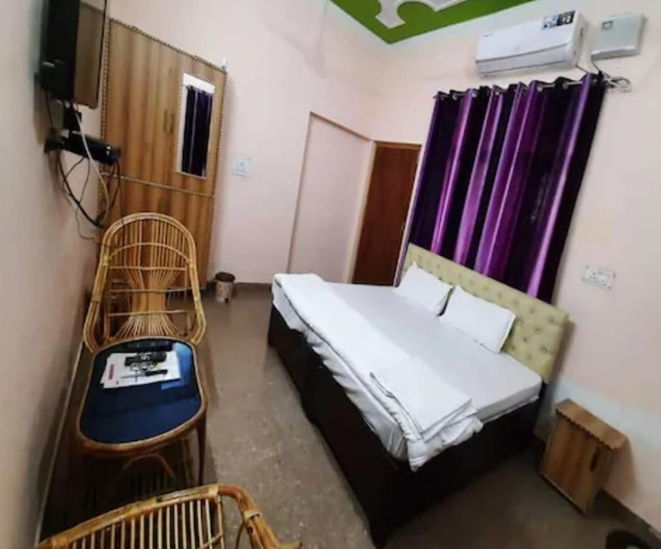 Bed, Seating area, Bedroom, air conditioner