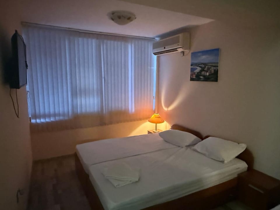 Bed, TV and multimedia, Photo of the whole room, Bedroom, towels, air conditioner