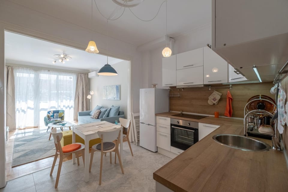 Kitchen or kitchenette, Dining area