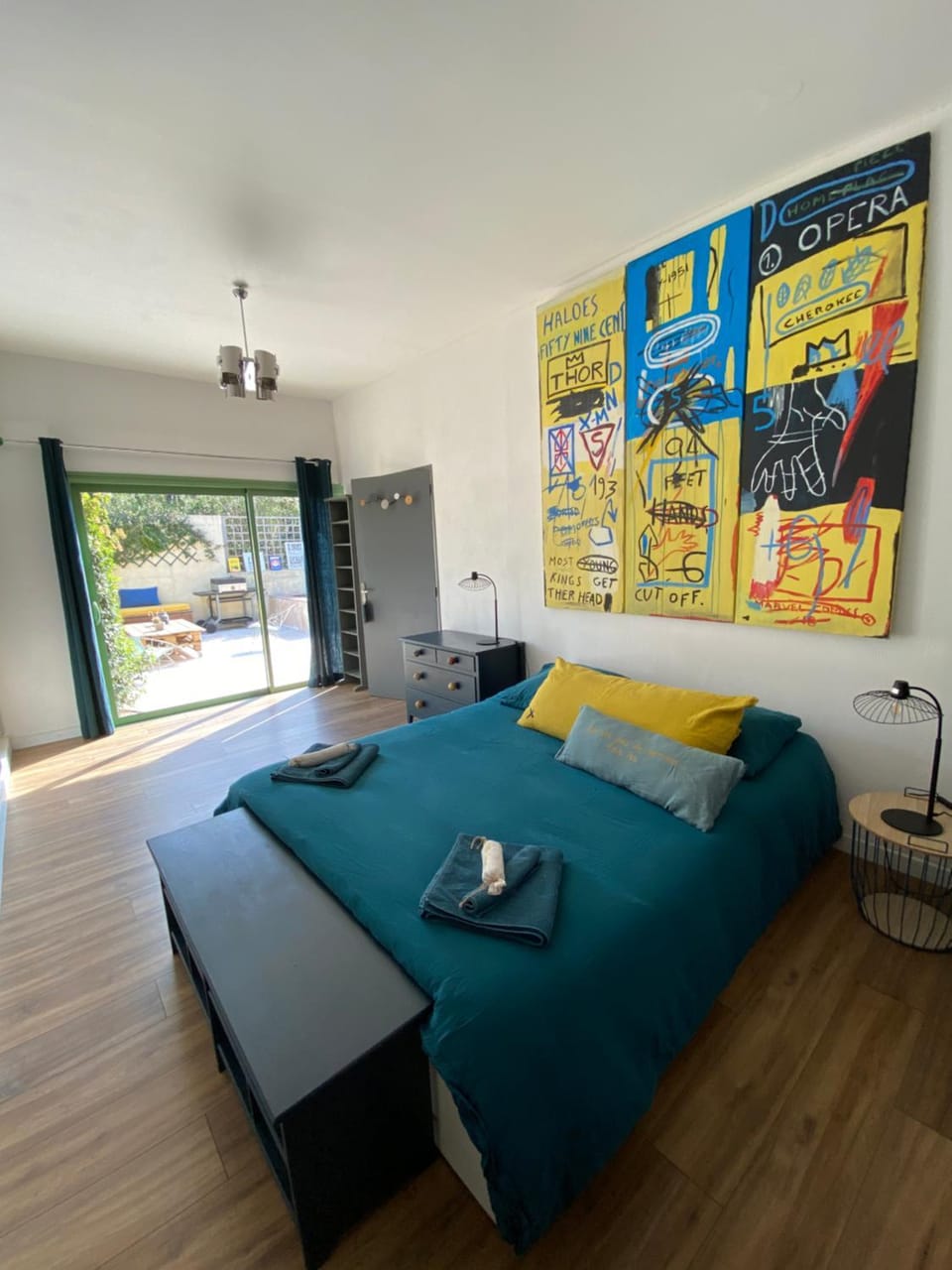Photo of the whole room, Bedroom
