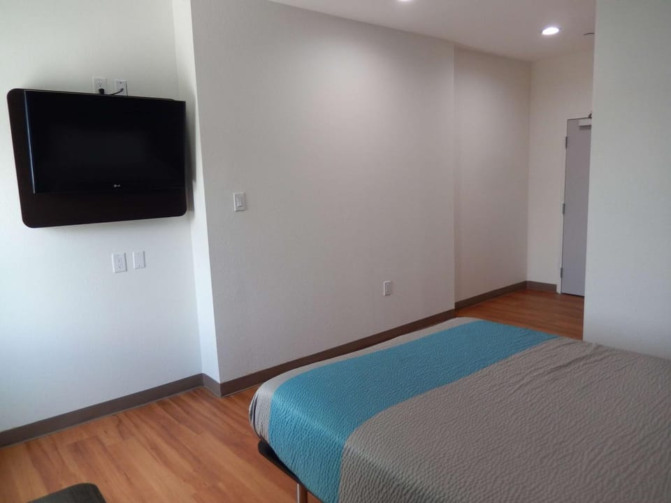 TV and multimedia, Photo of the whole room, Bedroom