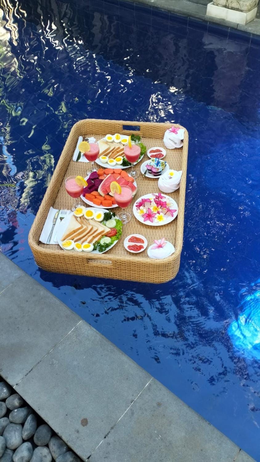 Swimming pool, Meals, Breakfast