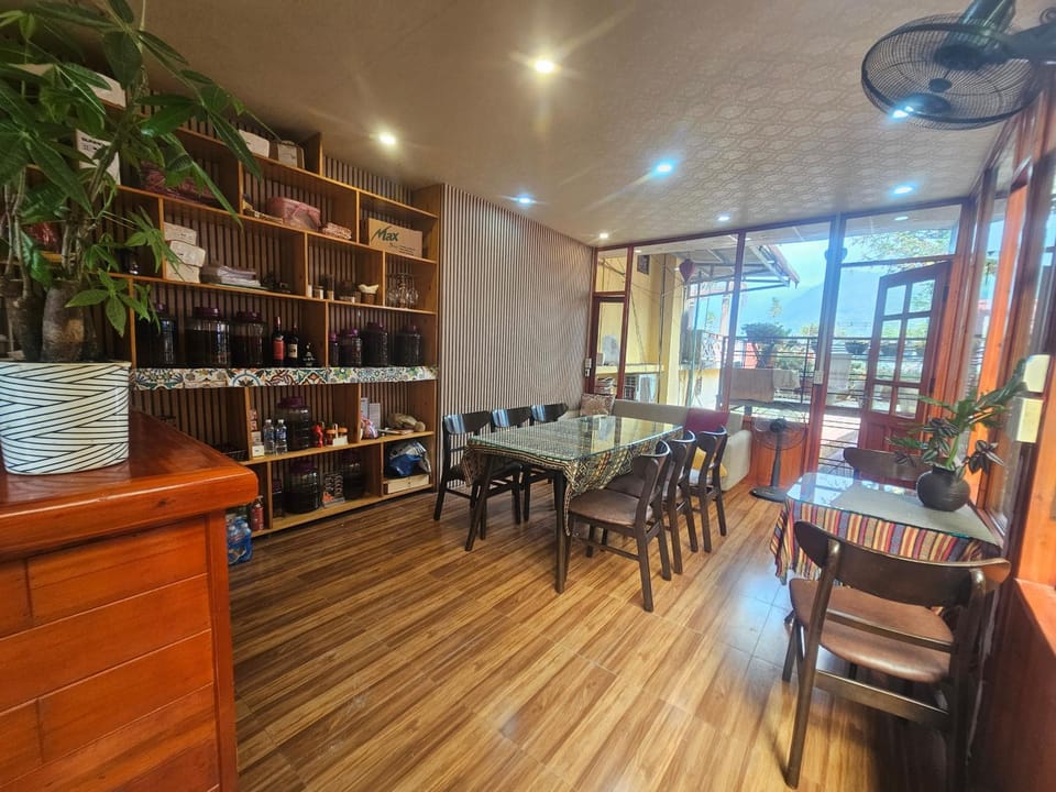 Restaurant/places to eat, Seating area