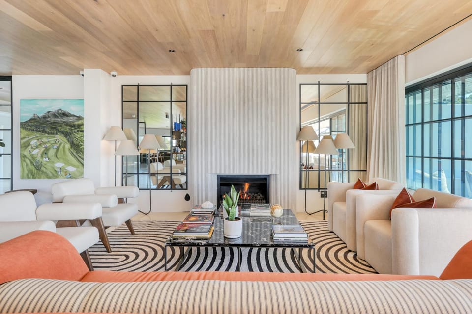 Lounge or bar, fireplace