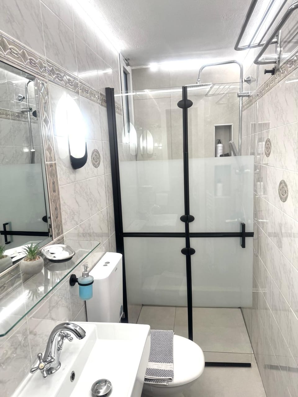 Shower, Toilet, Bathroom, towels