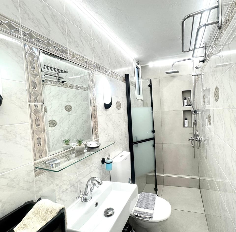 Shower, Toilet, Bathroom, towels