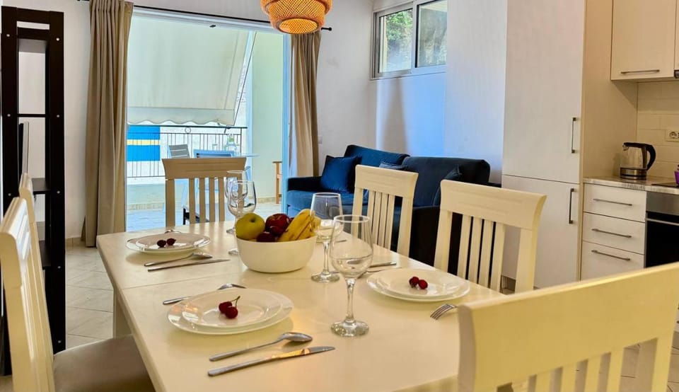 Coffee/tea facilities, Kitchen or kitchenette, Living room, Seating area, Dining area