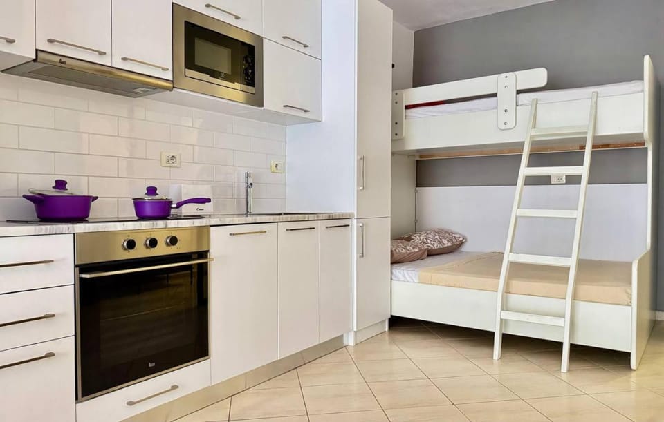 Bed, Kitchen or kitchenette, Bedroom, bunk bed, oven, stove