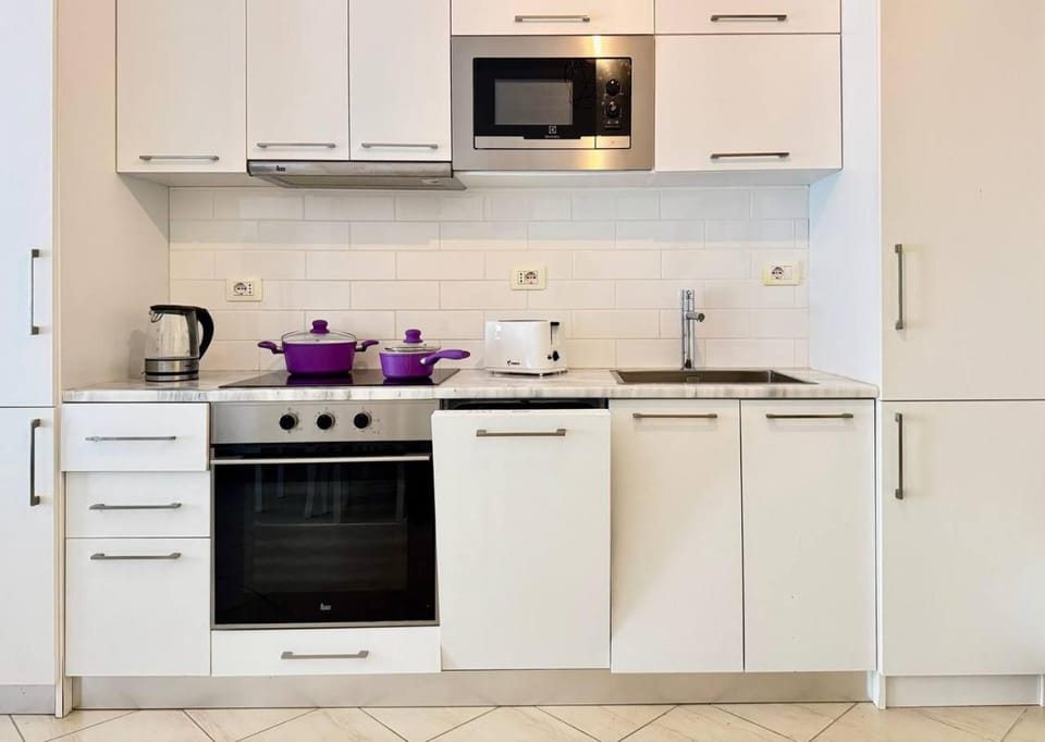 Coffee/tea facilities, Kitchen or kitchenette, dishwasher, stove, toaster