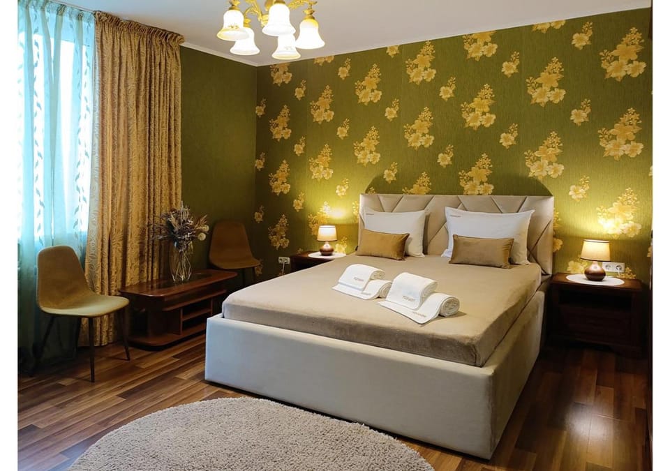 Bed, Photo of the whole room, towels