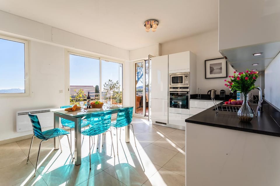 Coffee/tea facilities, Dining area, microwave, oven, stove, kitchen