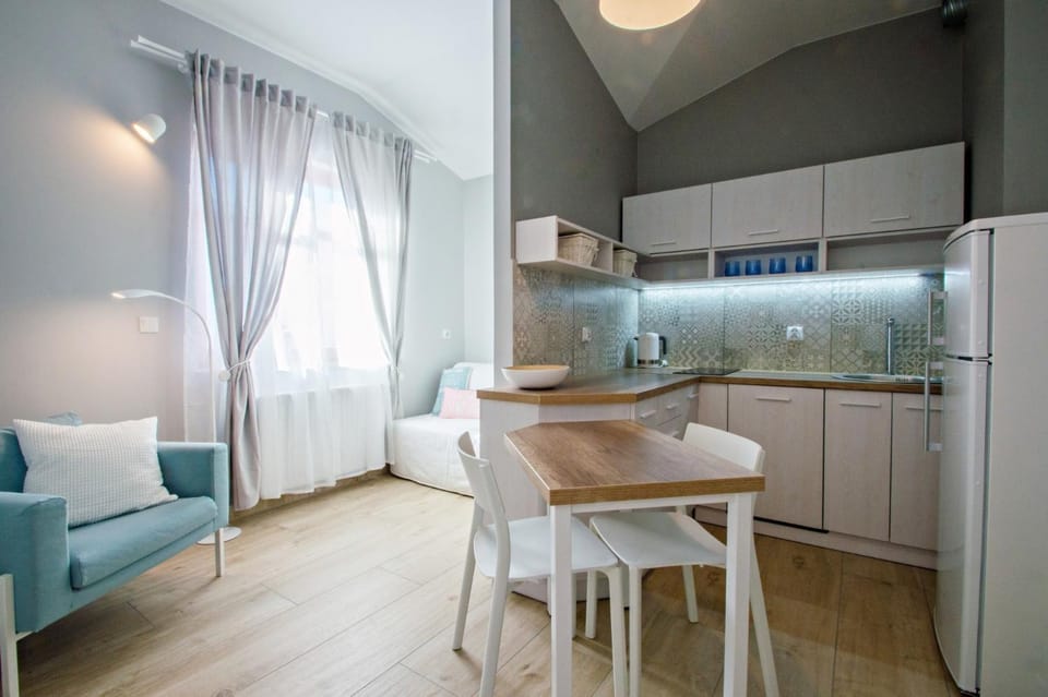 Kitchen or kitchenette, Seating area, Dining area