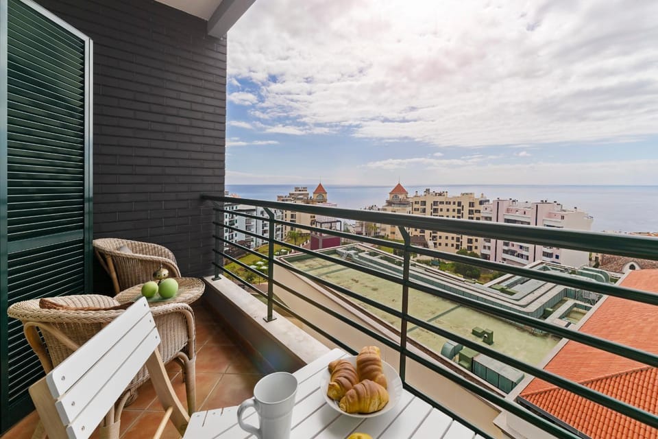 View (from property/room), Balcony/Terrace, Landmark view, Sea view