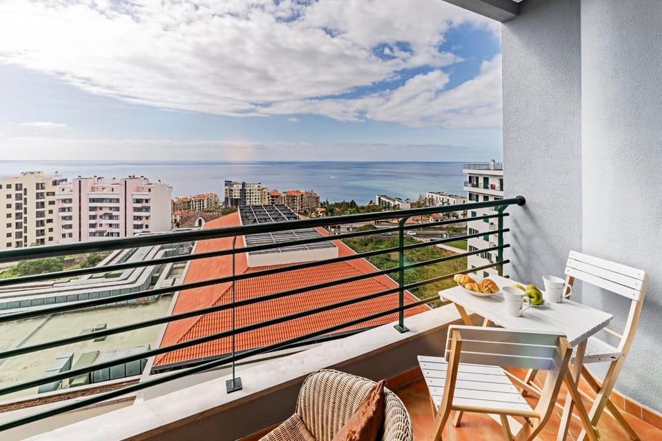View (from property/room), Balcony/Terrace, Landmark view