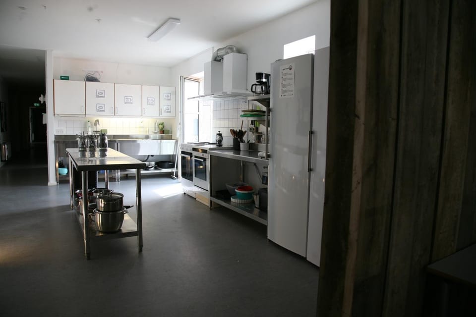 Property building, Coffee/tea facilities, Dining area, Communal kitchen, minibar, pet friendly, stove, toaster