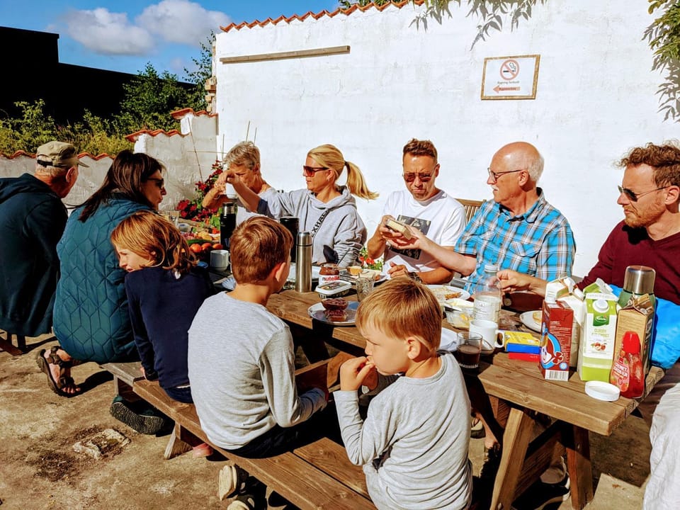 BBQ facilities, Balcony/Terrace, Guests, group of guests, Family, sunbed