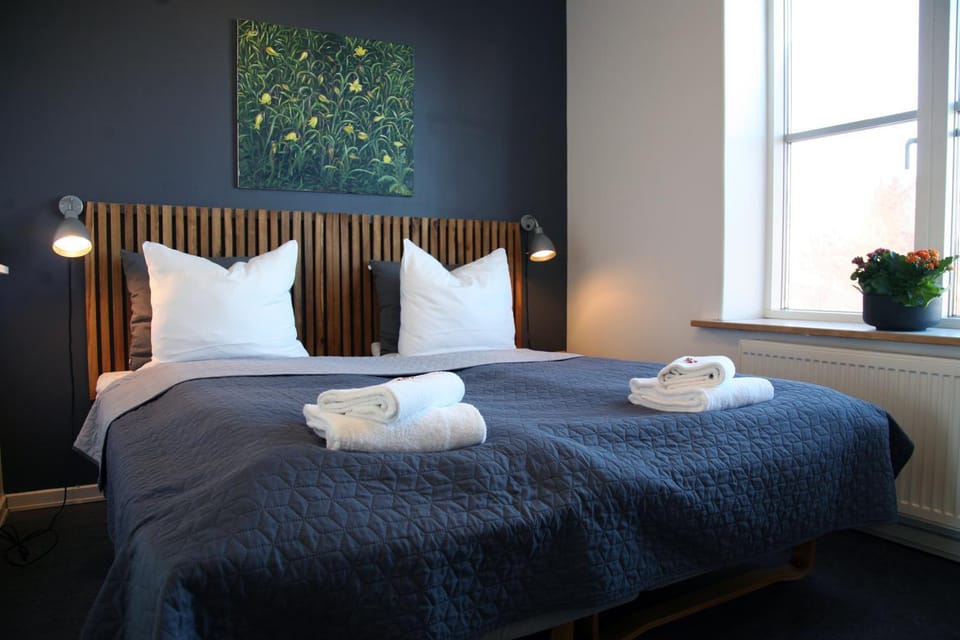 Bed, Photo of the whole room, Bedroom, towels, VIP