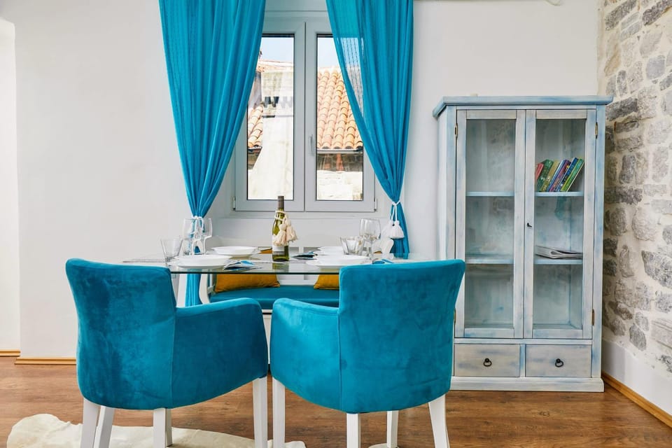 Living room, Seating area, Dining area, Drinks, Alcoholic drinks