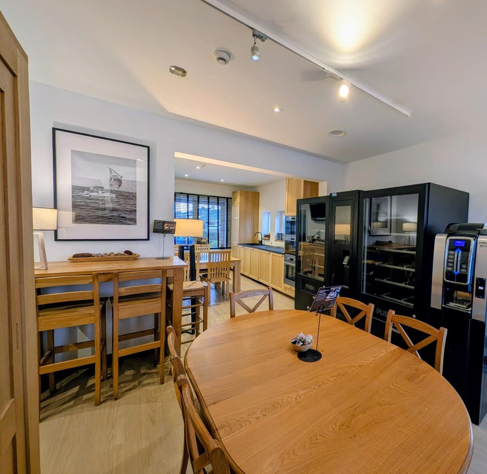 Seating area, Dining area