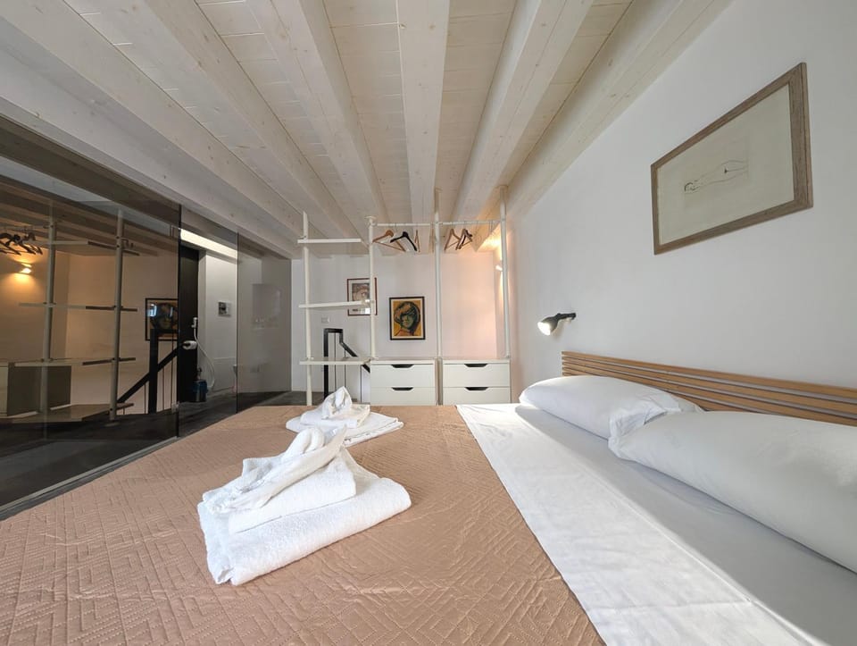 Bed, Photo of the whole room, Bedroom, towels