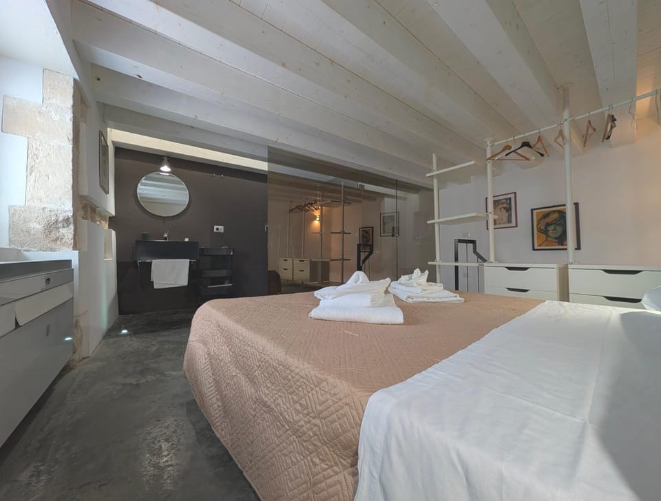 Bed, Photo of the whole room, Bedroom, towels