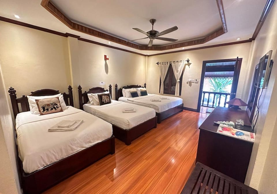 Bed, Photo of the whole room, Bedroom, fireplace