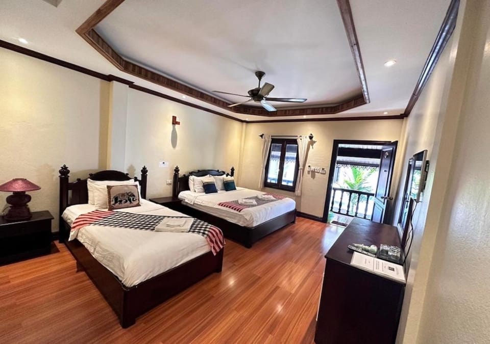 Bed, Photo of the whole room, Bedroom, fireplace