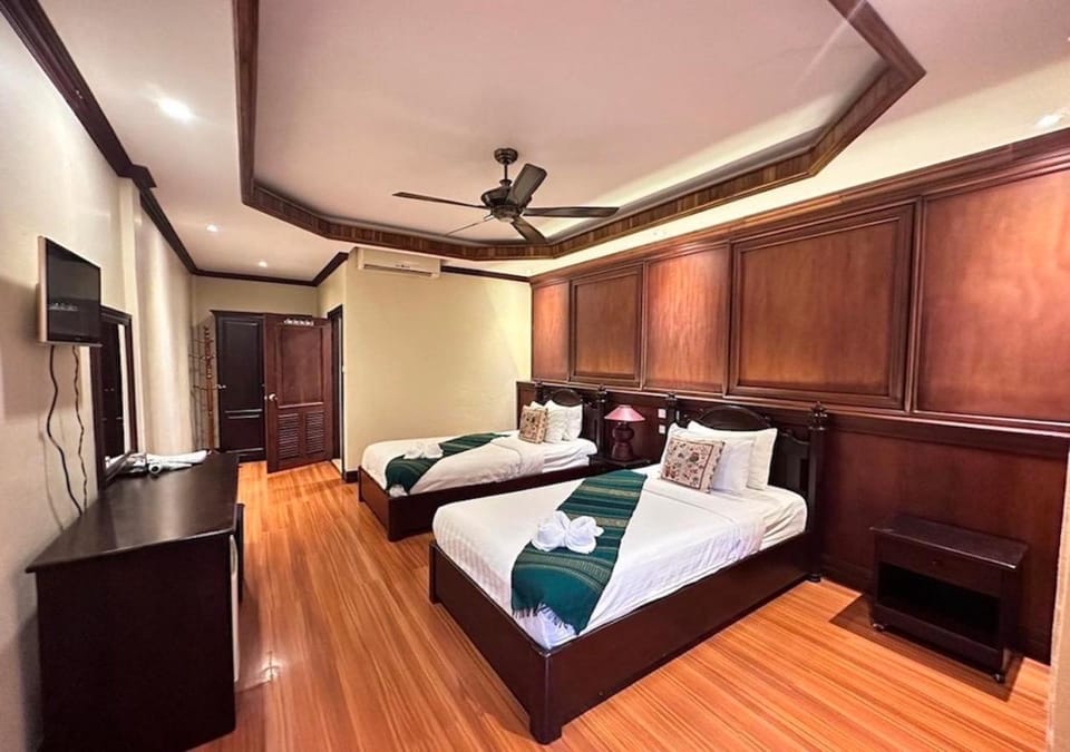 Bed, Photo of the whole room, Bedroom, fireplace, air conditioner