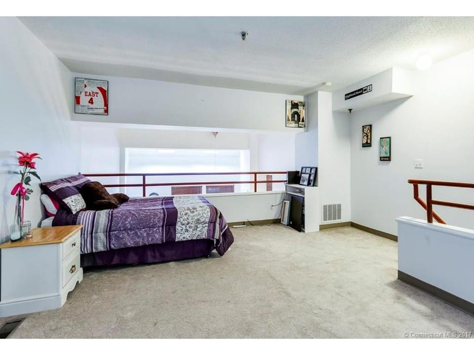 Full loft apartment near Omni Hotel Apartment in West Haven