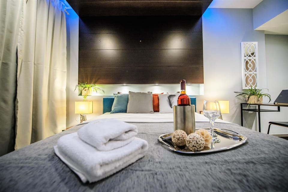 Bed, Bedroom, Alcoholic drinks