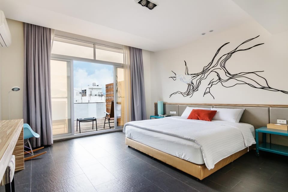 Patio, Balcony/Terrace, Photo of the whole room, Decorative detail, City view, Mountain view, Street view, bunk bed